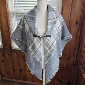 Modena Bloomingdales poncho scarf shawl gray white plaid fringe knit